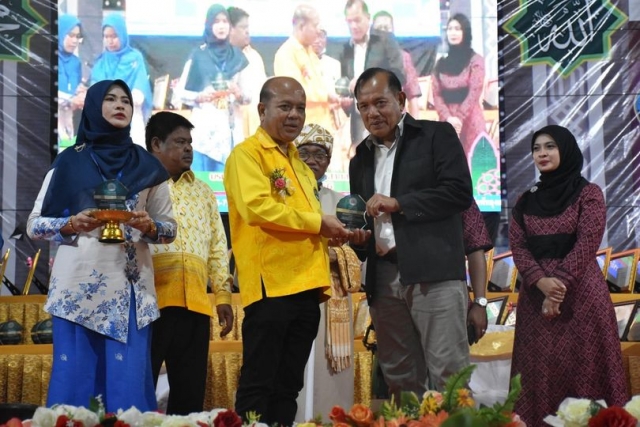 ร่วมงานพิธีเปิดงานเมาลิดกลางจังหวัดพัทลุง และรับโล่เกียรติคุณจาก นายวิสุทธิ์ ธรรมเพชร นายกองค์การบร