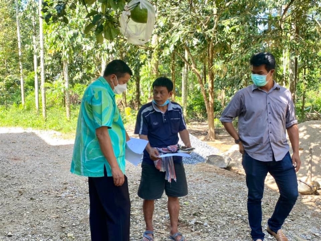 ลงพื้นที่ดูความคืบหน้าการขุดหลุมฝังเสาก่อสร้างบ้านผู้ด้อยโอกาสทางสังคม พื้นที่ ม.9 ตำบลชะรัด