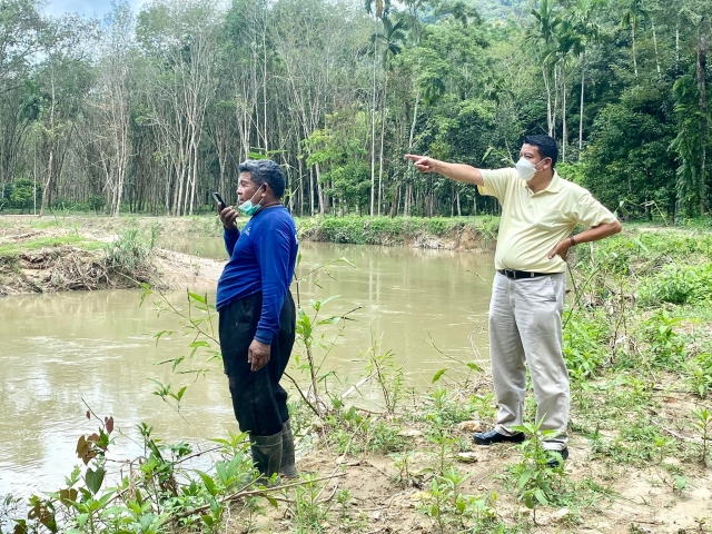 ลงพื้นที่ดูความคืบหน้าการทำคันคลองโครงการของชลประทานเพื่อแก้ปัญหาน้ำท่วมในช่วงมรสุม